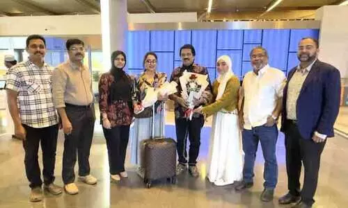 ആ​ഘോ​ഷ​ത്തി​ര തീ​ർ​ക്കാ​ൻ താ​ര​ങ്ങ​ളെ​ത്തി