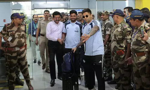 ‘ഡോണ്ട് ഡിസ്റ്റര്‍ബ് ചേട്ടാ...’ ! സഞ്ജുവിന് വഴിയൊരുക്കി സൂര്യകുമാർ; തിരുവനന്തപുരത്ത് ആരാധകരുടെ ആവേശത്തിലേക്ക് പറന്നിറങ്ങി ഇന്ത്യൻ ടീം