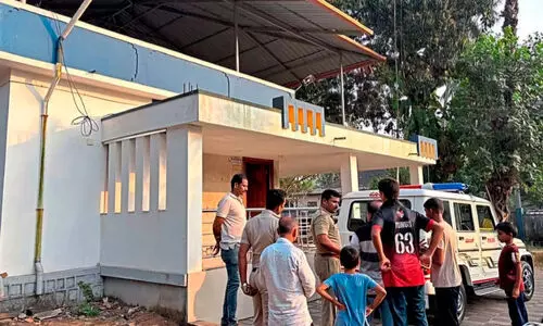 വീടിന്റെ വാതിൽ തകർത്ത് 70 പവനും അരലക്ഷം രൂപയുടെ വാച്ചും കവർന്നു വീടിന്റെ വാതിൽ തകർത്ത് 70 പവനും അരലക്ഷം രൂപയുടെ വാച്ചും കവർന്നു