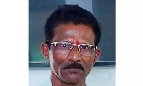 കാറിടിച്ച് തെറിച്ചുവീണ ഓട്ടോ ഡ്രൈവർ ലോറികയറി മരിച്ചു കാറിടിച്ച് തെറിച്ചുവീണ ഓട്ടോ ഡ്രൈവർ ലോറികയറി മരിച്ചു