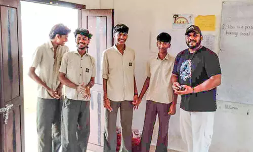 മുറിവേറ്റ പ്രാവിൻ കുഞ്ഞിന് രക്ഷകരായി വിദ്യാർഥികൾ മുറിവേറ്റ പ്രാവിൻ കുഞ്ഞിന് രക്ഷകരായി വിദ്യാർഥികൾ