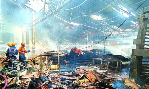 ചിറക്കലിൽ പ്ലൈവുഡ് ഫാക്ടറിയിൽ വൻ തീപിടിത്തം; കോടികളുടെ നഷ്ടം ചിറക്കലിൽ പ്ലൈവുഡ് ഫാക്ടറിയിൽ വൻ തീപിടിത്തം; കോടികളുടെ നഷ്ടം