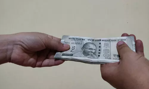 കൈക്കൂലി കേസ്; വില്ലേജ് ഓഫിസർക്കും അസിസ്റ്റന്റിനും തടവും പിഴയും കൈക്കൂലി കേസ്; വില്ലേജ് ഓഫിസർക്കും അസിസ്റ്റന്റിനും തടവും പിഴയും