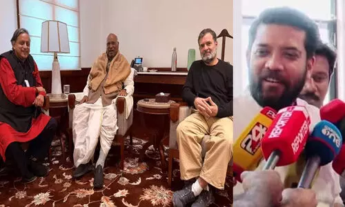 ശശി തരൂരിന്റെ അനുനയ നീക്കത്തിൽ ഇടപെട്ടോയെന്ന് ചോദ്യം; ഷാഫി പറമ്പിലിന്റെ മറുപടി ശശി തരൂരിന്റെ അനുനയ നീക്കത്തിൽ ഇടപെട്ടോയെന്ന് ചോദ്യം; ഷാഫി പറമ്പിലിന്റെ മറുപടി