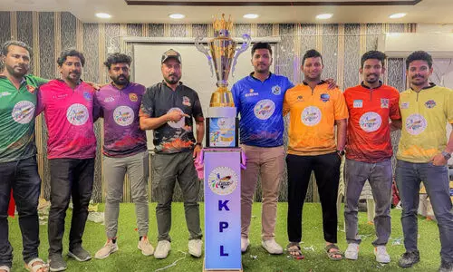 കേരള പ്രീമിയർ ലീഗ് ക്രിക്കറ്റിന്റെ ജഴ്സി - ട്രോഫി പ്രകാശനം കേരള പ്രീമിയർ ലീഗ് ക്രിക്കറ്റിന്റെ ജഴ്സി - ട്രോഫി പ്രകാശനം