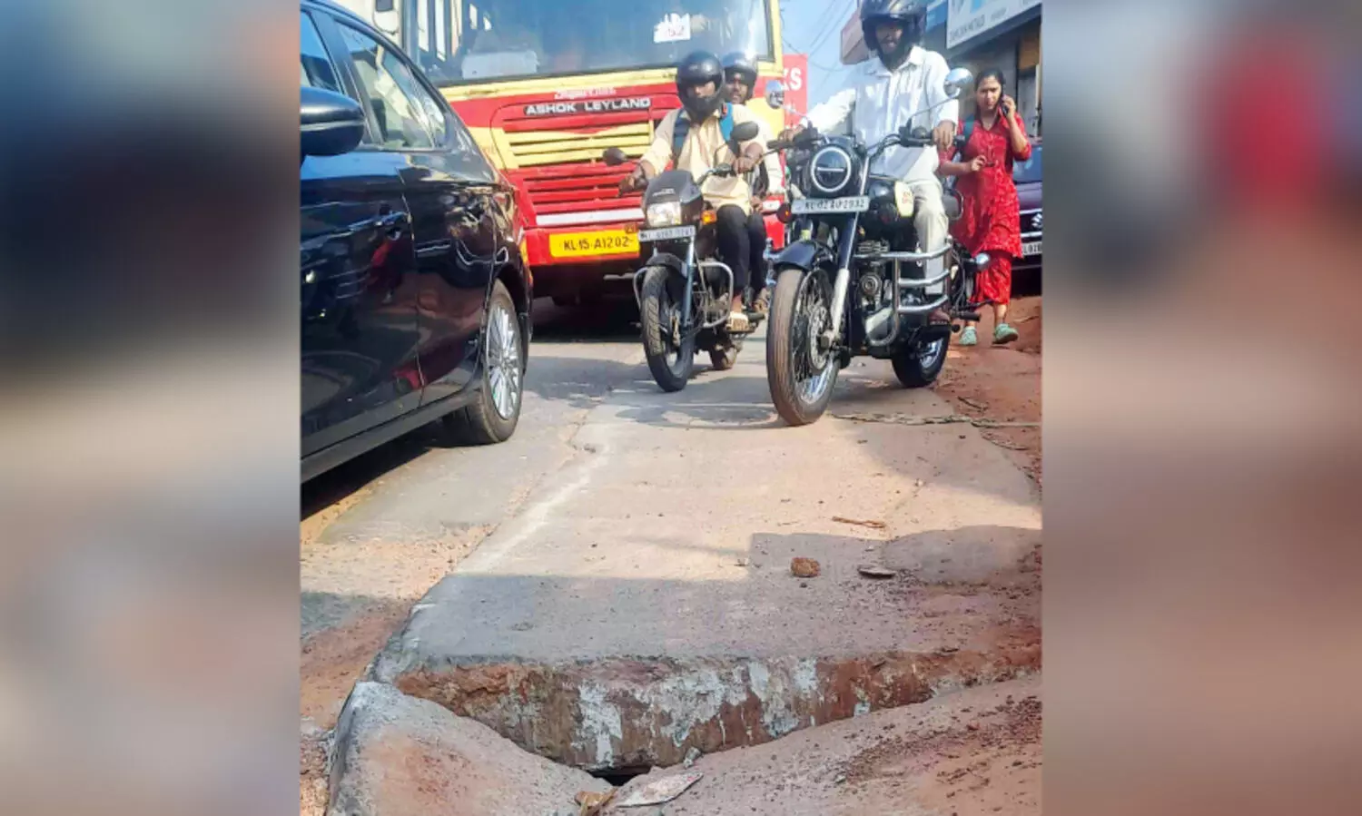 ഓടയുടെ മേൽമൂടി വീണ്ടും തകർന്നു; മേവറത്ത് ഗതാഗതക്കുരുക്ക് രൂക്ഷം