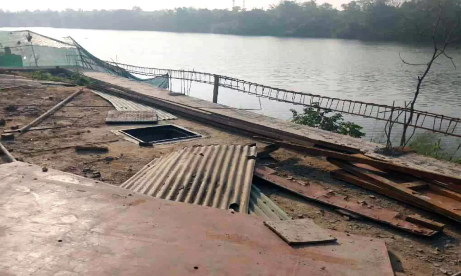 പെ​രി​യാ​ർ തീ​ര​ത്തെ കൈ​യേ​റ്റം: മൂ​ന്ന് ക​മ്പ​നി​ക​ൾ​ക്ക് നോ​ട്ടീ​സ്