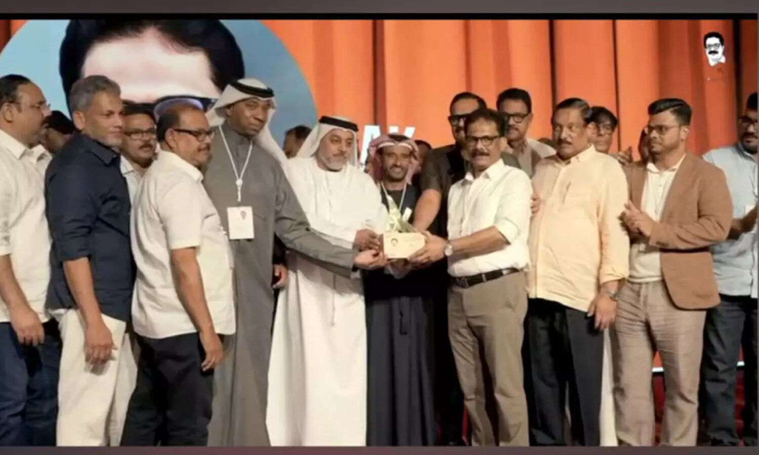 എ.​കെ. അ​ബ്ദു​റ​ഹി​മാ​നെ ആ​ദ​രി​ച്ചു