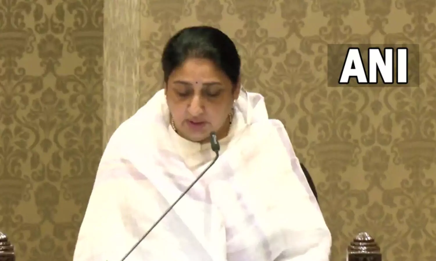 മഹാരാഷ്ട്രയുടെ ആദ്യ വനിത ഉപമുഖ്യമന്ത്രിയായി സുനേത്ര പവാർ സത്യപ്രതിജ്ഞ​ ചെയ്തു