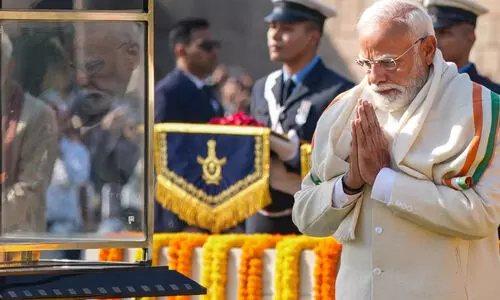 മഹാത്മാ ഗാന്ധിക്ക് ആദരം അർപ്പിച്ച് രാജ്യം