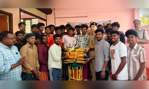 ഗോത്ര യുവാക്കളുടെ ചെണ്ട, ജനമൈത്രി പൊലീസിന്റെ താളം ഗോത്ര യുവാക്കളുടെ ചെണ്ട, ജനമൈത്രി പൊലീസിന്റെ താളം