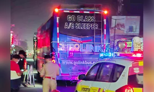 ബംഗളൂരു ബസ് ആർ.ടി.ഒ കസ്റ്റഡിയിലെടുത്തു യാത്രക്കാർ പെരുവഴിയിൽ