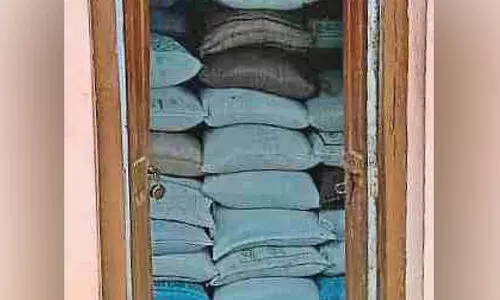 തമിഴ്നാട്ടിൽനിന്ന് റേഷൻ അരി കടത്ത്; കുമളിയിൽ എത്തിച്ച് വിൽപന തമിഴ്നാട്ടിൽനിന്ന് റേഷൻ അരി കടത്ത്; കുമളിയിൽ എത്തിച്ച് വിൽപന