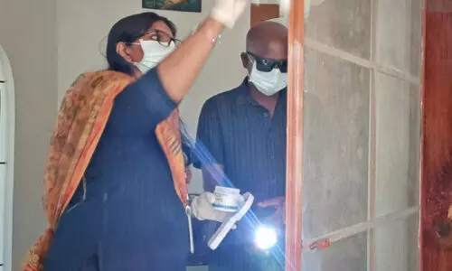 കവർച്ച: 20 പവനും വിലപിടിച്ച സാധനങ്ങളും കവർന്നു കവർച്ച: 20 പവനും വിലപിടിച്ച സാധനങ്ങളും കവർന്നു