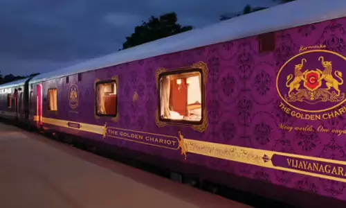 ആഢംബര ട്രെയിനുകളെ പരിചയപ്പെടുത്തി റോഡ് ഷോ