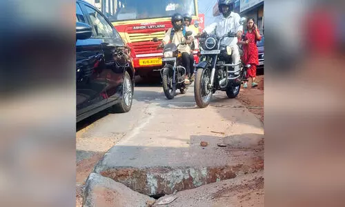 ഓടയുടെ മേൽമൂടി വീണ്ടും തകർന്നു; മേവറത്ത് ഗതാഗതക്കുരുക്ക് രൂക്ഷം ഓടയുടെ മേൽമൂടി വീണ്ടും തകർന്നു; മേവറത്ത് ഗതാഗതക്കുരുക്ക് രൂക്ഷം