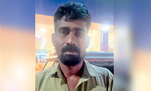 ഓട്ടോയിൽ മറന്നുവെച്ച സ്വർണവും പണവും തിരികെ നൽകി ഓട്ടോയിൽ മറന്നുവെച്ച സ്വർണവും പണവും തിരികെ നൽകി