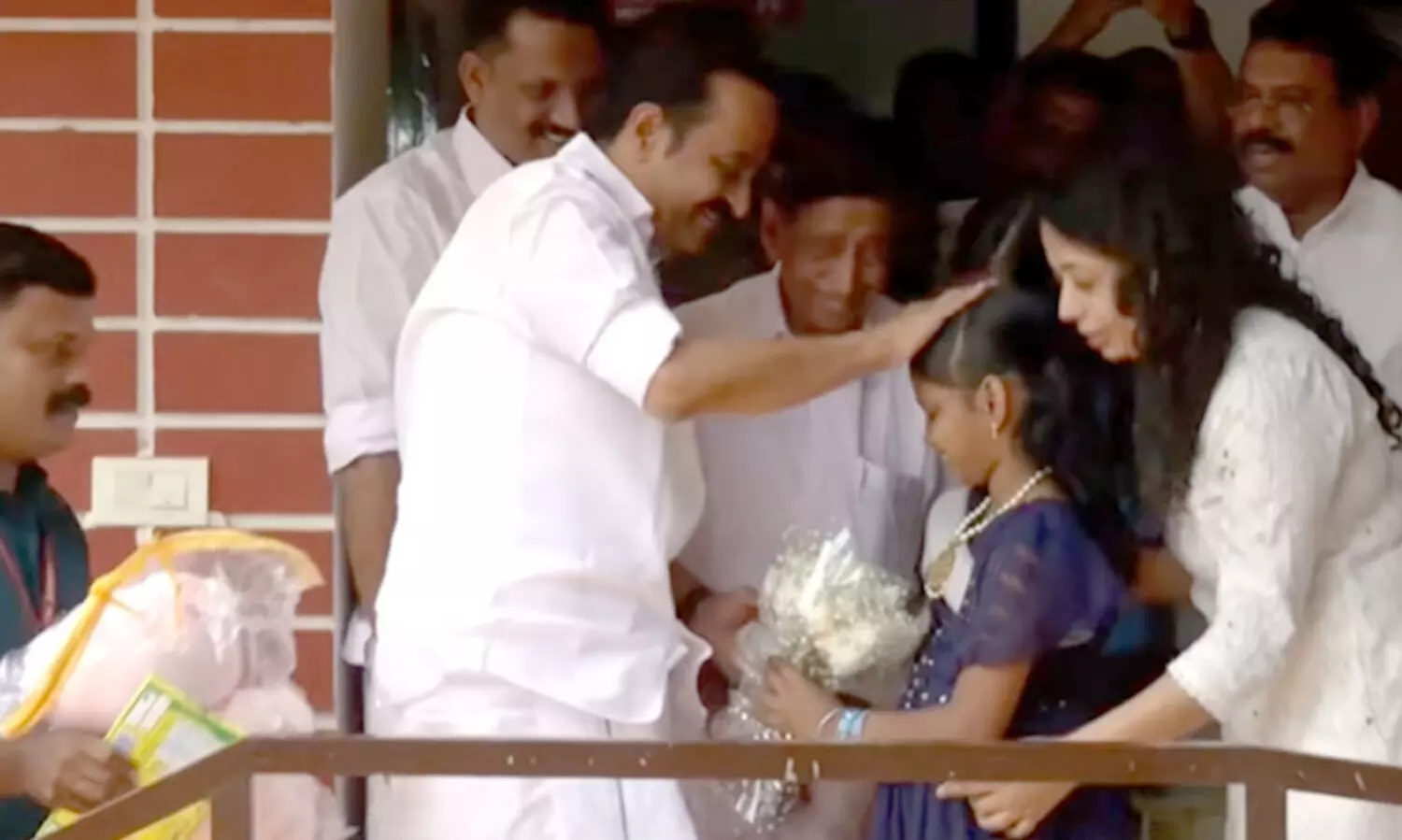 വിനോദിനിക്ക് കൃത്രിമക്കൈ ഘടിപ്പിച്ചു; സമ്മാനങ്ങളുമായെത്തി വി.ഡി. സതീശൻ