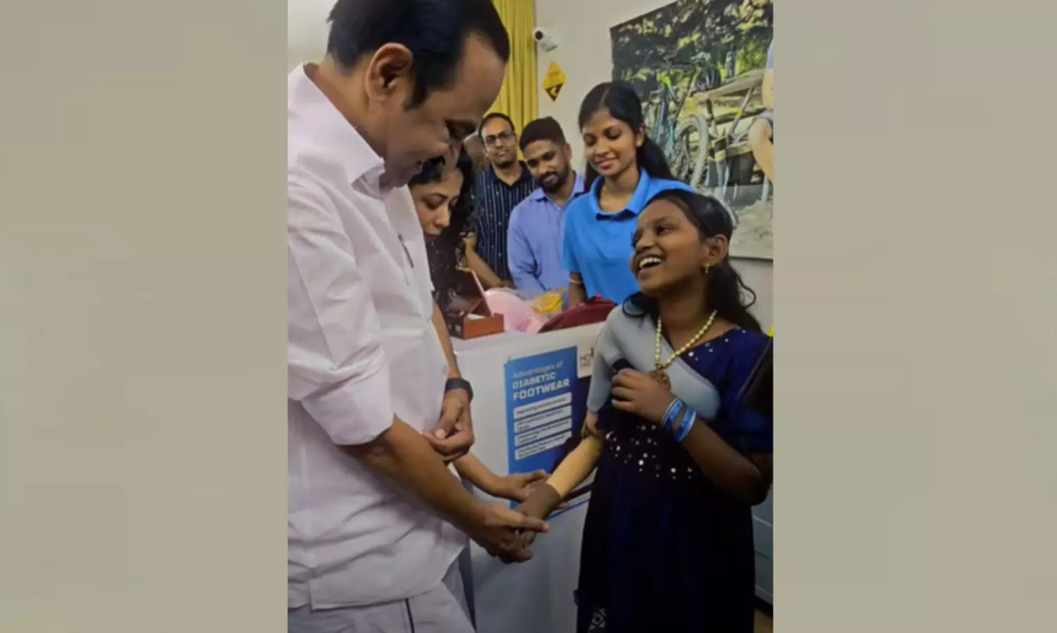 ‘പുതിയ കൈ കൊണ്ട് അവളെന്റെ കൈയ്യില്‍ തൊട്ടു, പൂക്കള്‍ തന്നു; ഒന്നും പകരമാകില്ലെന്ന് അറിയാം...’