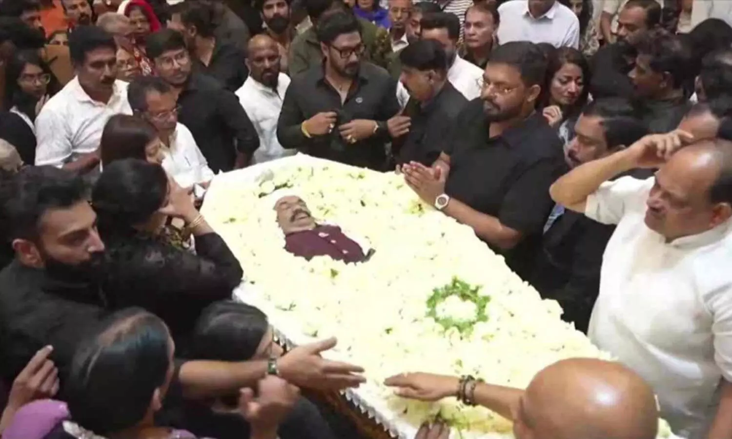 റോ​യി​ക്ക് ബം​ഗ​ളൂ​രു ന​ഗ​രം വി​ട​ന​ല്‍കി...