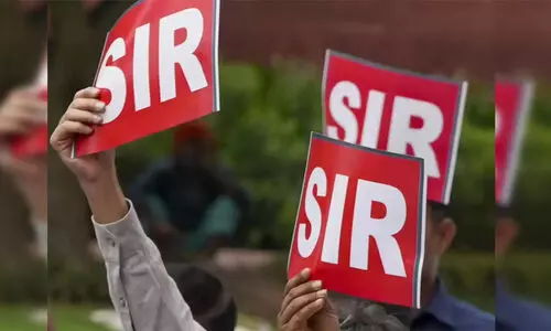 എസ്.ഐ.ആർ: മുഖ്യമന്ത്രിക്ക് നിവേദനം നൽകി ഐ.​എ.​എ​സ്​