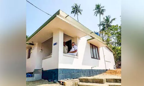 ദുരിതപ്പെയ്ത്തുകൾക്കിടയിൽ ശ്രീനിവാസനും കുടുംബവും ഇനി ചോരാത്ത വീട്ടിൽ ദുരിതപ്പെയ്ത്തുകൾക്കിടയിൽ ശ്രീനിവാസനും കുടുംബവും ഇനി ചോരാത്ത വീട്ടിൽ