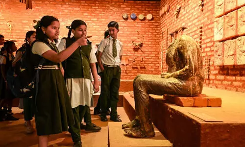 ഇന്ദ്രിയങ്ങൾക്കപ്പുറത്തെ കലാസ്വാദനം; ബിനാലെ കാണാൻ അവരെത്തി