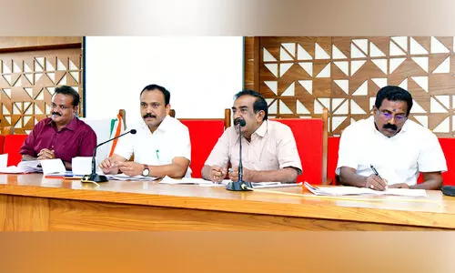 നടപ്പാത കൈയേറിയുള്ള കച്ചവടം ഒഴിപ്പിക്കാൻ നടപടി നടപ്പാത കൈയേറിയുള്ള കച്ചവടം ഒഴിപ്പിക്കാൻ നടപടി