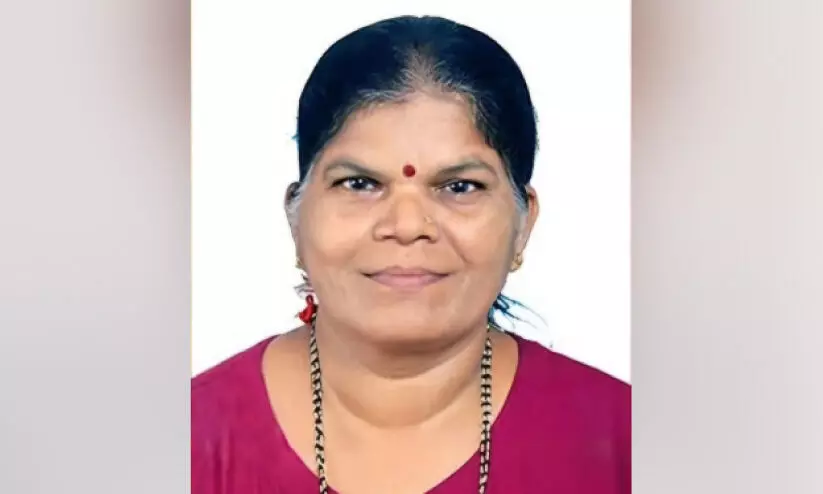 മ​ക​ൻ ഓ​ടി​ച്ച ബൈ​ക്കി​ൽ​നി​ന്ന് വീ​ണ് സ്ത്രീ മ​രി​ച്ചു