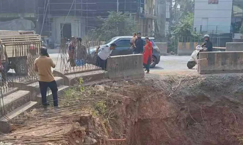 അപകടം പതിയിരിക്കുന്നു; മുന്നറിയിപ്പ് ബോർഡുകളില്ലാതെ ദേശീയപാത