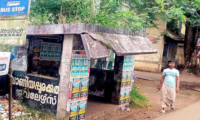 ദു​ര​ന്തം ത​ല​ക്ക് മു​ക​ളി​ൽ; ക​ണ്ണ​ട​ച്ച്​ അ​ധി​കൃ​ത​ർ