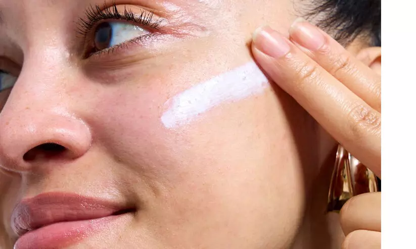 മുഖത്തിലും കഴുത്തിലും സൺസ്ക്രീൻ ഉപയോഗിക്കേണ്ട അളവെത്ര?