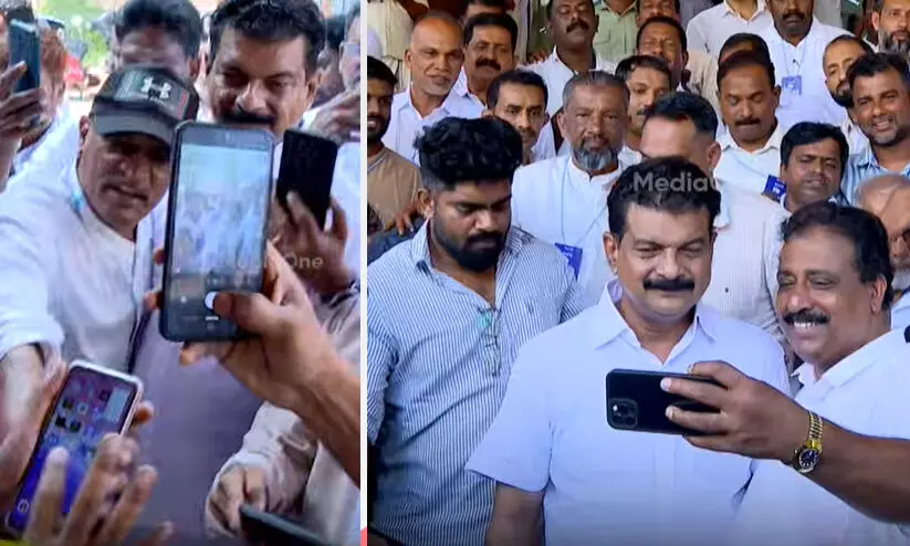 ‘എടുത്തവർ എടുത്തവർ മാറി നിൽക്കണം...’ -പി.വി. അൻവറിനൊപ്പം ഫോട്ടോ എടുക്കാൻ മത്സരിച്ച് എസ്.ടി.യു പ്രവർത്തകർ