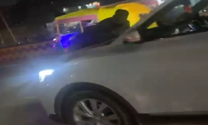 വിരമിച്ച സൈനികനെ ഇടിച്ചിട്ട് ബോണറ്റിൽ കിടത്തി പാഞ്ഞ് കാർ വിരമിച്ച സൈനികനെ ഇടിച്ചിട്ട് ബോണറ്റിൽ കിടത്തി പാഞ്ഞ് കാർ