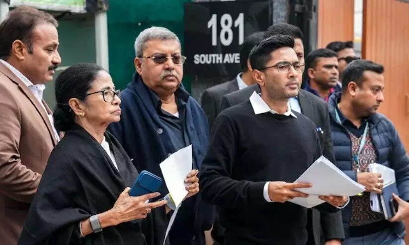 എസ്‌.ഐ.ആർ: മമതയും സംഘവും തെരഞ്ഞെടുപ്പ് കമീഷൻ ആസ്ഥാനത്ത്; കറുത്ത വസ്ത്രമണിഞ്ഞ് പ്രതിഷേധം