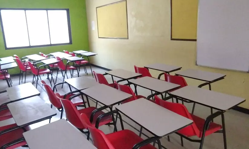 ഇംഗ്ലീഷ് മീഡിയം സ്കൂളിൽ മലയാളം സംസാരിച്ചതിന് വിദ്യാർഥിയെ സ്റ്റീൽവള കൊണ്ട് അടിച്ച് അധ്യാപിക