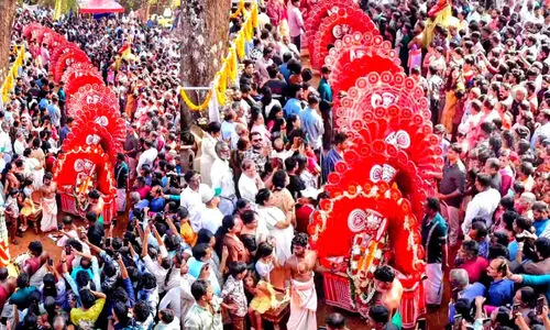 നോക്കുന്നിടത്തെല്ലാം ശാസ്തപ്പന്മാർ; കാണികളുടെ മനംനിറച്ച് 36 ശാസ്തപ്പൻ തെയ്യങ്ങൾ