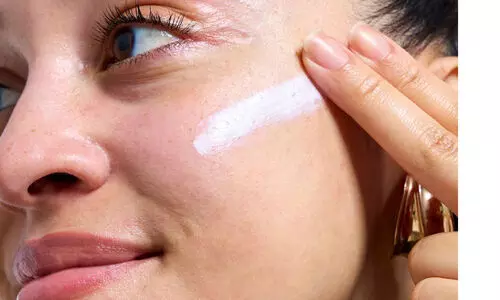 മുഖത്തിലും കഴുത്തിലും സൺസ്ക്രീൻ ഉപയോഗിക്കേണ്ട അളവെത്ര?