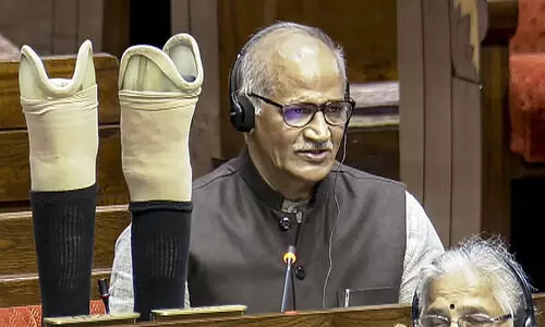 വെപ്പുകാൽ മേശപ്പുറത്ത്; കൊമ്പുകോർത്ത് സദാനന്ദനും ബ്രിട്ടാസും