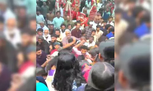 ഉത്സവപ്പറമ്പിൽ സംഘർഷം;തെയ്യക്കോലത്തിന് മർദനം