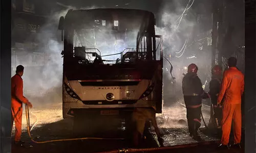 കോട്ടയത്ത് വിനോദയാത്രക്കിടെ ബസ് കത്തിനശിച്ചു കോട്ടയത്ത് വിനോദയാത്രക്കിടെ ബസ് കത്തിനശിച്ചു