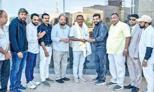 എ.​കെ.​എം. അ​ഷ്റ​ഫ് എം.​എ​ൽ.​എ​ക്ക് സ്വീ​ക​ര​ണം ന​ൽ​കി