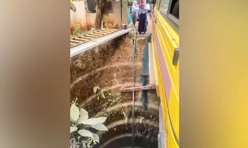 സ്കൂൾ ബസ് കിണറിന് മുകളിലേക്ക് പാഞ്ഞുകയറി; തലനാരിഴക്ക് വൻ ദുരന്തം ഒഴിവായി