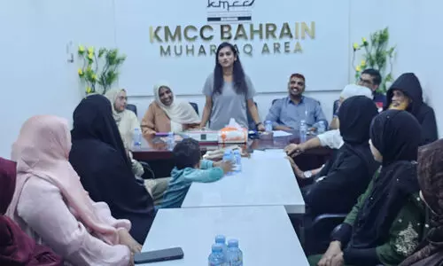 അ​ഡ്വ.​എ.​പി. സ്മി​ജി​ക്ക് മു​ഹ​റ​ഖ് കെ.​എം.​സി.​സി സ്വീ​ക​ര​ണം ന​ൽ​കി