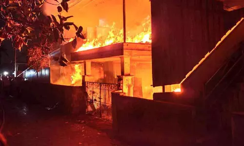 കളമശ്ശേരിയിൽ വൻ തീപിടിത്തം; ലക്ഷങ്ങളുടെ നഷ്ടം കളമശ്ശേരിയിൽ വൻ തീപിടിത്തം; ലക്ഷങ്ങളുടെ നഷ്ടം