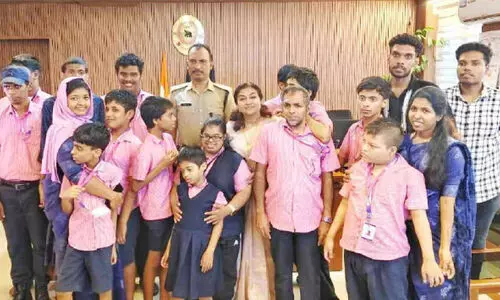 ദേവൂട്ടി ഐസ്ക്രീം ചോദിച്ചു; ഐസ് ക്രീമും ചോക്ലേറ്റും നൽകി ജില്ല പൊലീസ് മേധാവി ദേവൂട്ടി ഐസ്ക്രീം ചോദിച്ചു; ഐസ് ക്രീമും ചോക്ലേറ്റും നൽകി ജില്ല പൊലീസ് മേധാവി