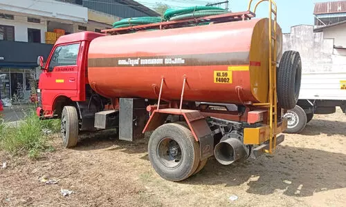 തോട്ടിൽ ഫാക്ടറി മാലിന്യം തള്ളിയ ടാങ്കർ ലോറി പിടികൂടി തോട്ടിൽ ഫാക്ടറി മാലിന്യം തള്ളിയ ടാങ്കർ ലോറി പിടികൂടി