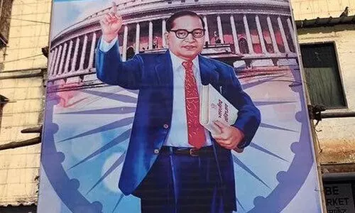 അംബേദ്കറിന്‍റെ ചിത്രം കീറിയ പ്രിൻസിപ്പലിനെ സ്കൂളിൽ കയറി തല്ലി വിദ്യാർഥികൾ