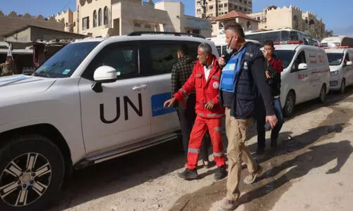 ആരെ ആദ്യം കൊണ്ടുപോകും..; റഫ അതിർത്തിയിൽ നിസ്സഹായരായി ഗസ്സ ആരോഗ്യ പ്രവർത്തകർ