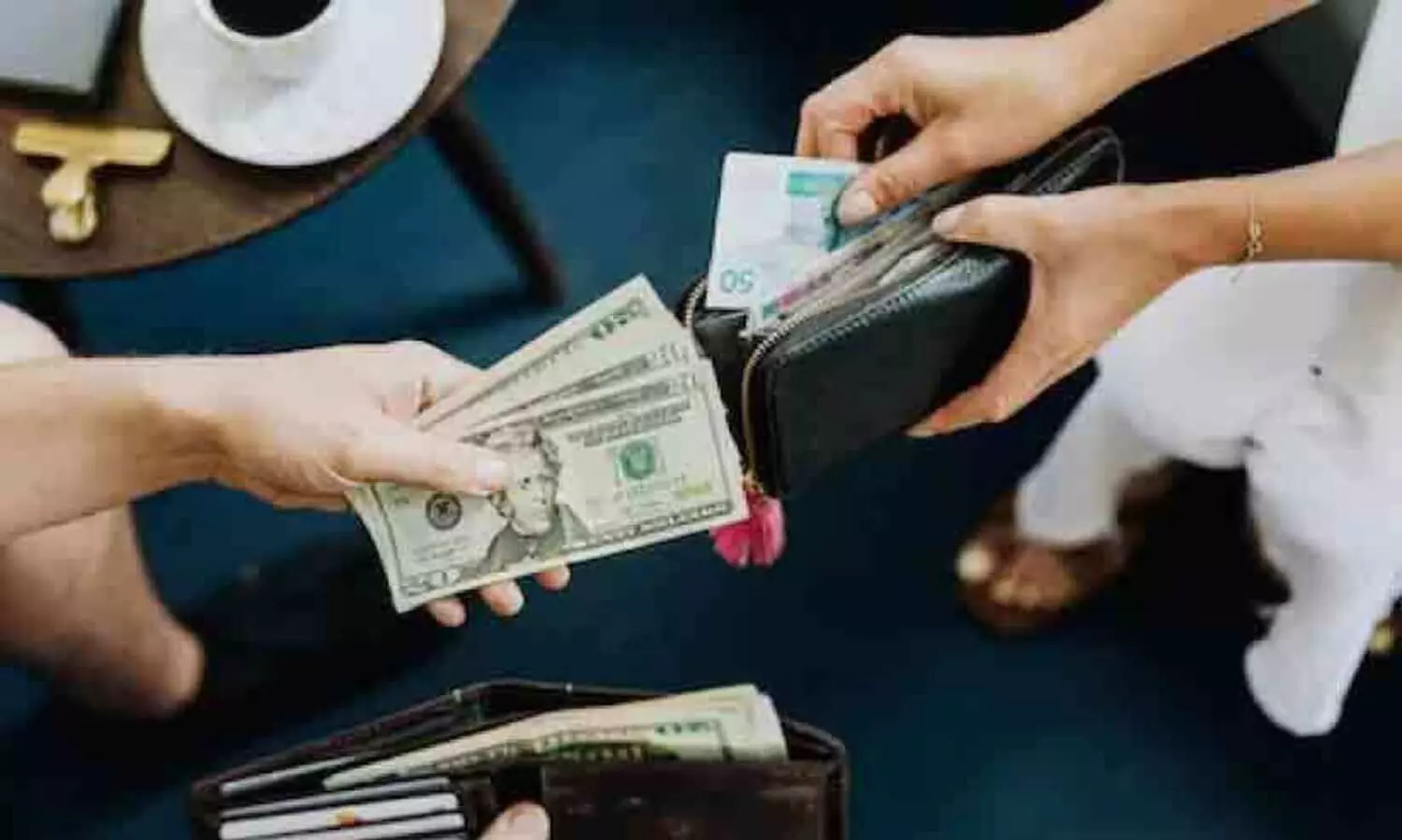 എ​ക്സ്ചേ​ഞ്ചു​ക​ൾ വ​ഴി​യു​ള്ള ഇ​ട​പാ​ടി​ന് നി​യ​ന്ത്ര​ണം; പ്ര​തി​ദി​നപ​ണ പ​രി​ധി 1,000 ദീ​നാ​റാ​യി കു​റ​ച്ചു